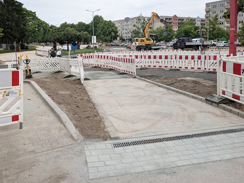 Kreuzungsbereich während der Bauphase mit aufwendiger Fußgängerführung auf Grund der Nähe zu den Schulen und Bushaltestellen.