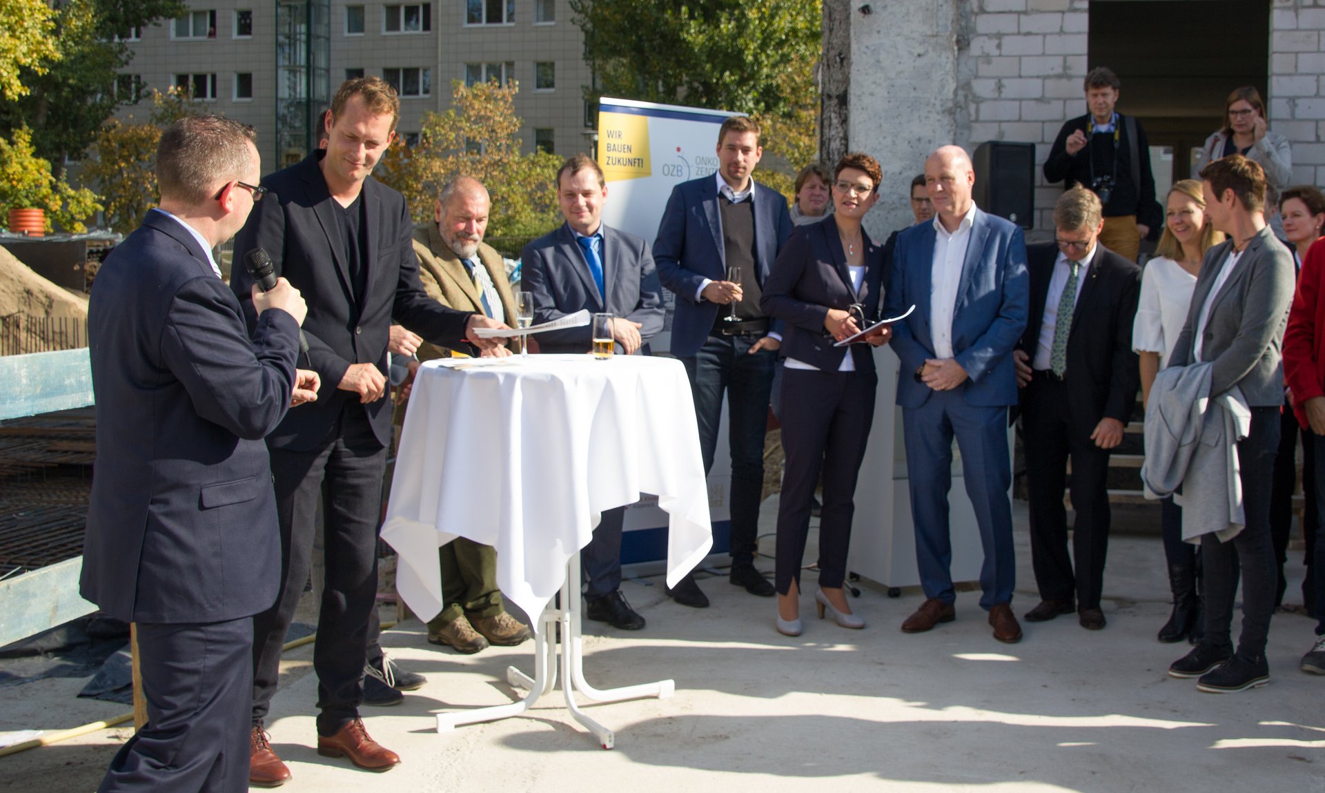 „Das Vorhaben ist richtungsweisend für die ganze Region Berlin-Brandenburg“ erläuterte Bezirksbürgermeister Oliver Igel unter anderem bei der Grundsteinlegung.