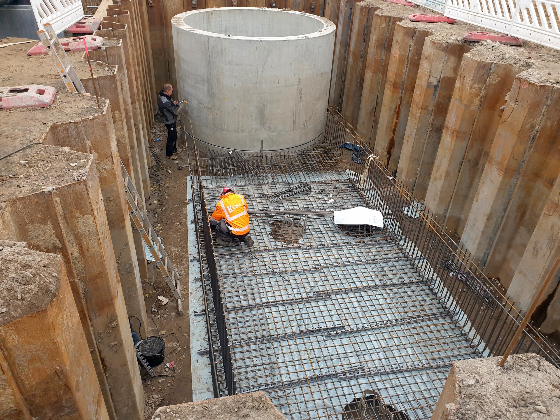 Bewehrungsbau über der Unterwasserbetonsohle mit wasserdichtem Spundwandverbau