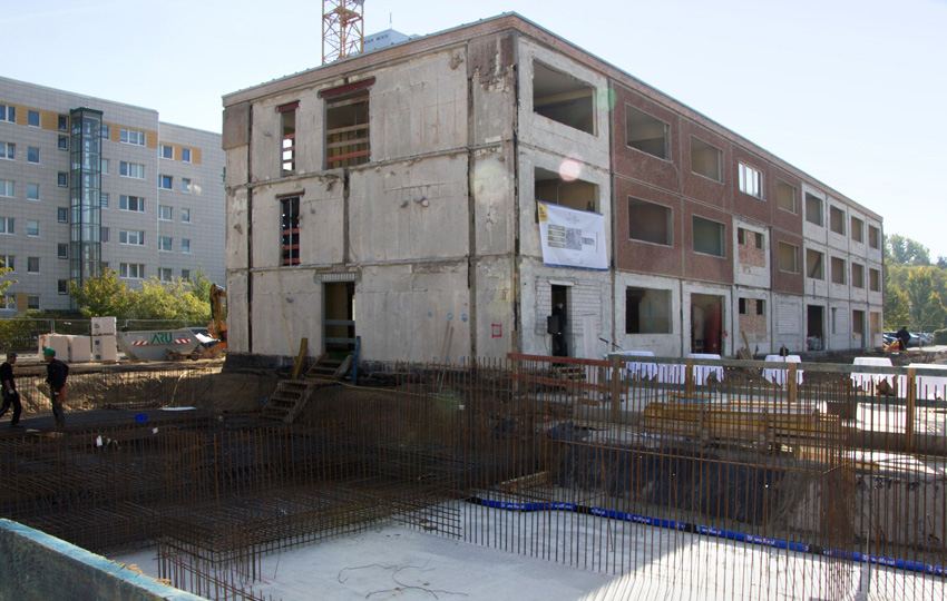 Bis 2020 soll hier ein neues Krebszentrum entstehen. Im Vordergrund entsteht ein Neubau mit Balkonterrasse. In dem alten Plattenbau waren früher eine Behindertenwerkstatt und eine Kita untergebracht.