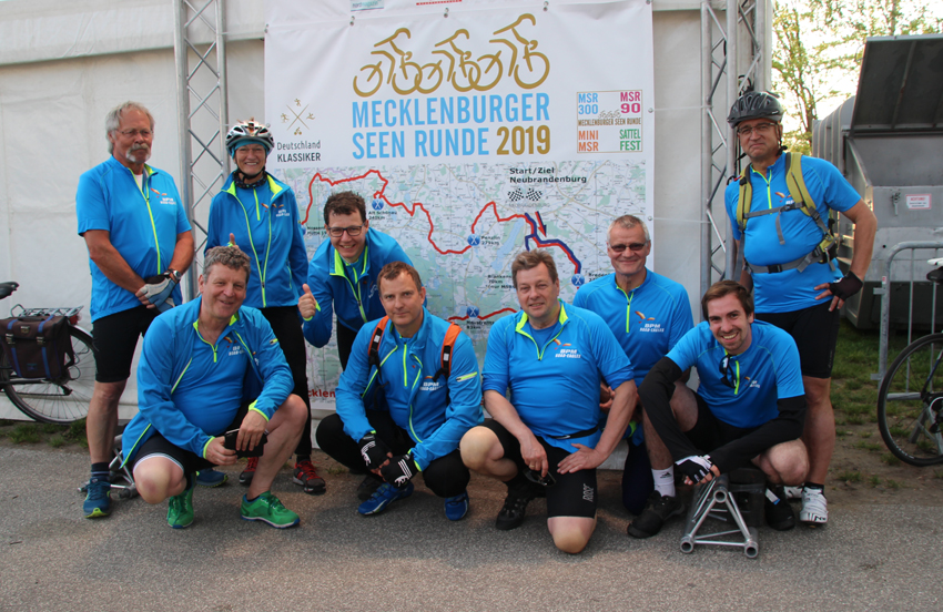 Mecklenburger Seen-Runde 2019 - Ein Teil der 11 Teammitglieder vor dem Start