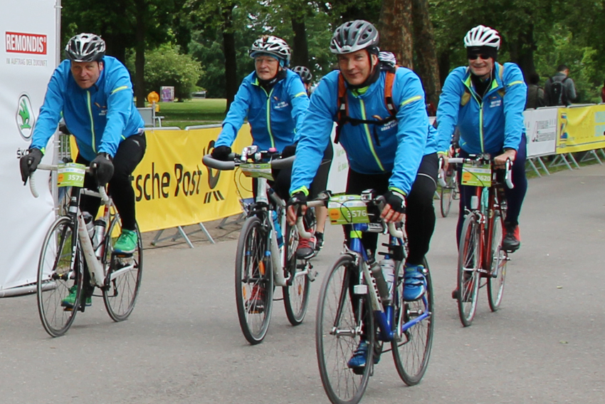 Geschafft!! Die Fahrer/innen unseres Teams bei der Zieleinfahrt am nächsten Tag um 13:41 Uhr