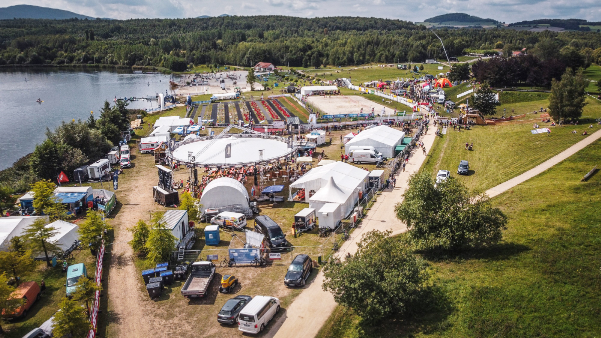 Das Areal rund um die Veranstaltung am Olbersdorfer See im Naturpark Zittauer Gebirge