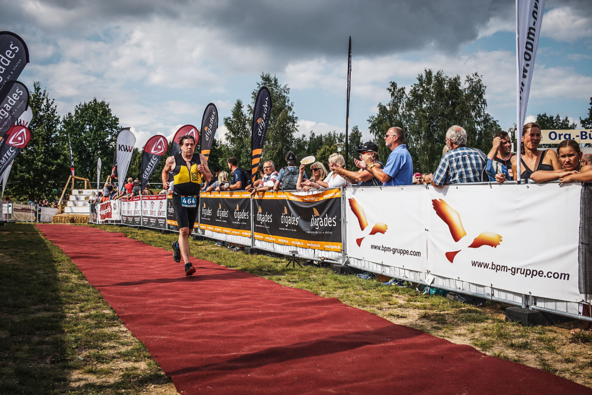 Zieleinlauf mit Bandenwerbung der BPM-Gruppe im Vordergrund