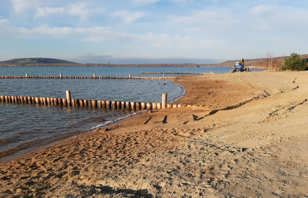 Uferschutz am Störmthaler See nach fertiggestellten Baumaßnahmen 12/2020 <br>(Dokumentationsfoto: Dr.-Ing. Heinrich Ingenieurgesellschaft mbH)