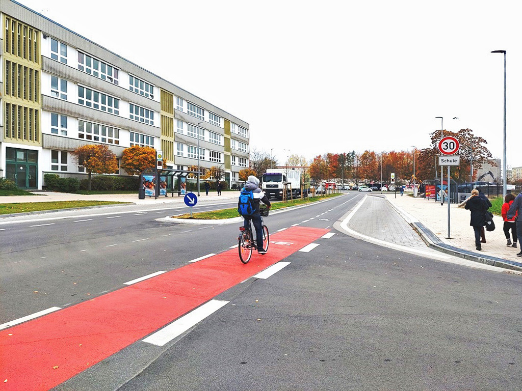 Die umgestaltete Verkehrsanlage mit einem sicher ausgebauten Fahrradweg.