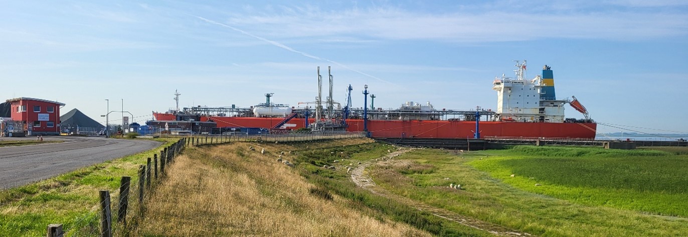 Teilansicht des Elbehafens Brunsbüttel, in dem sich zum Aufnahmezeitpunkt gerade ein Tanker zur Entladung befand. Der neue Jetty soll sich rechts an die bestehenden Hafenanlagen anschließen.